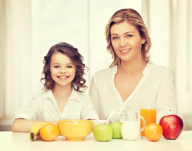 foto di madre e figlia con una sana colazione