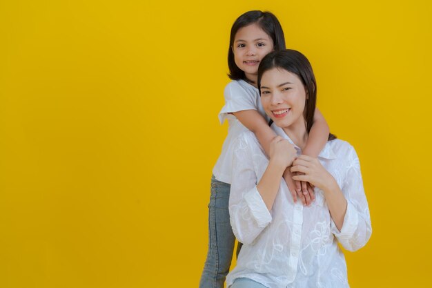 Foto di madre e figlia piccola che mostrano amore