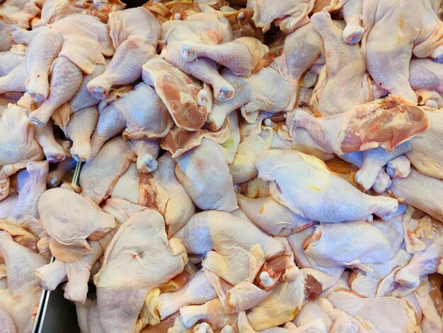 Foto di maiale e pollo freschi in un supermercato