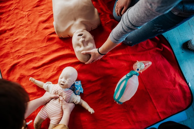 Foto di manichini medici utilizzati nell'addestramento per il primo soccorso