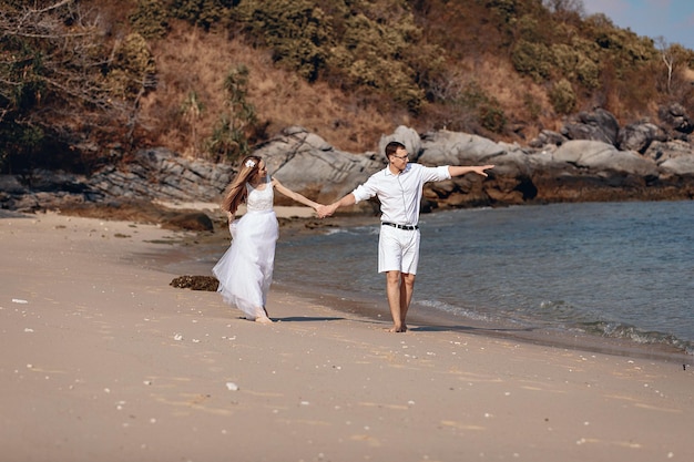 foto di matrimonio in riva al mare sulla spiaggia