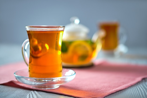 Foto di messa a fuoco selettiva di tè agli agrumi con limone, arancia e menta