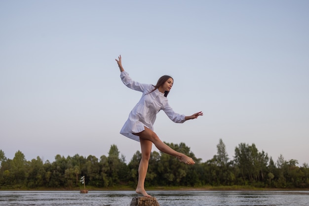 Foto di moda all'aperto della bella signora bohémien al fiume