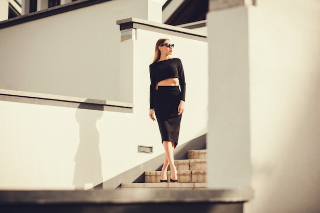 Foto di moda all&#39;aperto di bella donna da signora con i capelli lunghi