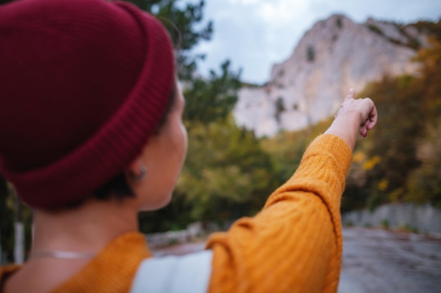 Foto di moda all'aperto di giovane bella signora circondata dalla foresta autunnale in montagna