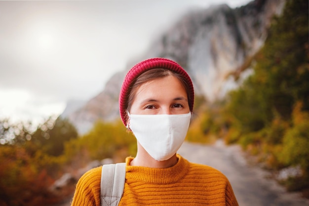 Foto di moda all'aperto di giovane bella signora circondata dalla foresta autunnale in montagna