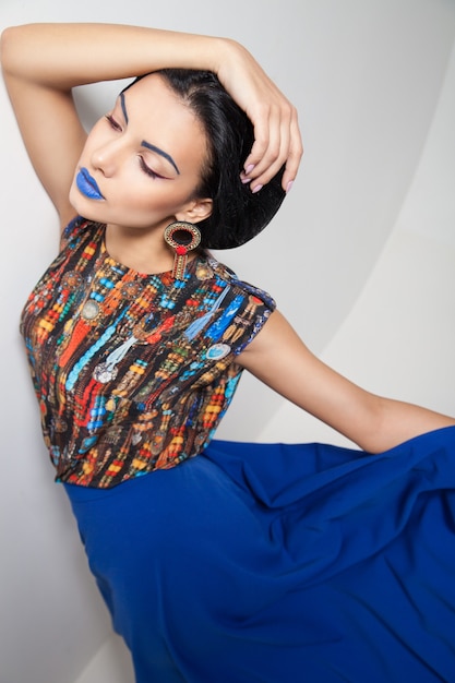 Foto di moda di una giovane donna in abito blu
