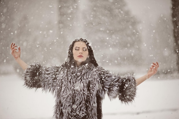 Foto di moda stile di vita all'aperto di giovane bella signora naturale nel paesaggio invernale