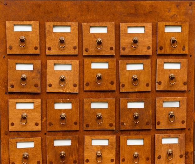 Foto di molti cassetti in legno di forma quadrata