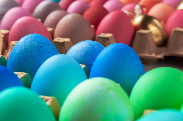 Foto di natura morta di un sacco di uova colorate di Pasqua