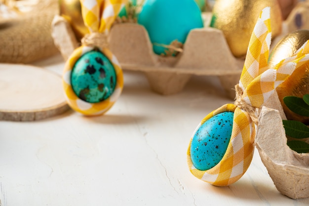 Foto di natura morta di un sacco di uova colorate di Pasqua