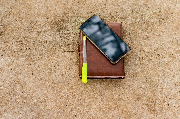 Foto di notebook e smartphone su un tavolo in cemento con vista dall'alto