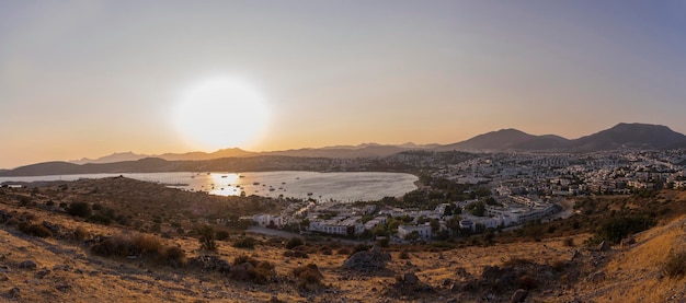 Foto di paesaggio con vista sulla baia di Gumbet al tramonto vicino a Bodrum, Turchia.