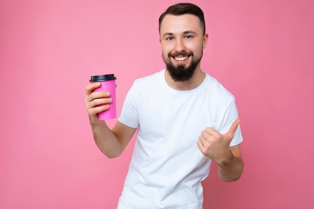 foto di persona di sesso maschile con la barba lunga giovane brunetta sorridente bello con la barba che indossa la maglietta bianca