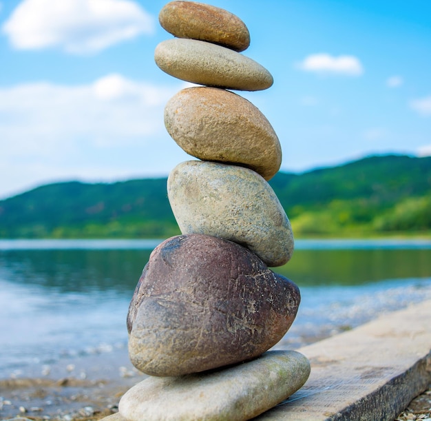 Foto di pietre in equilibrio l'una sull'altra su una spiaggia sabbiosa
