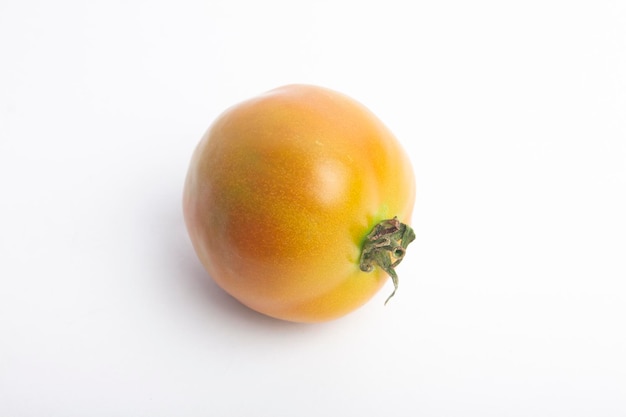 Foto di pomodoro isolata su sfondo bianco