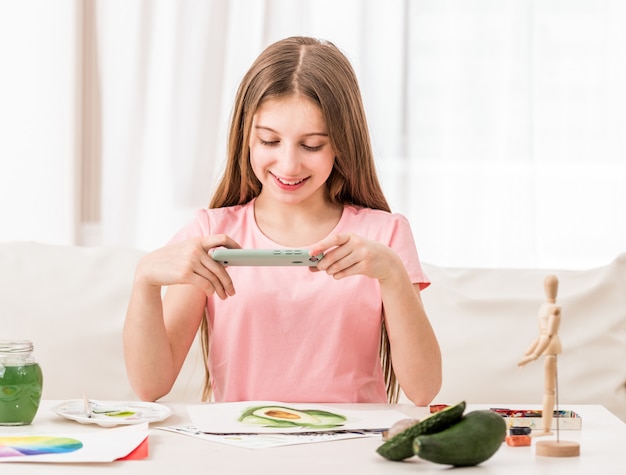 Foto di presa teenager femminile della sua nuova pittura