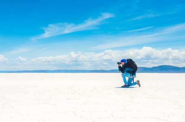 Foto di presa turistica in sole Salar de Uyuni