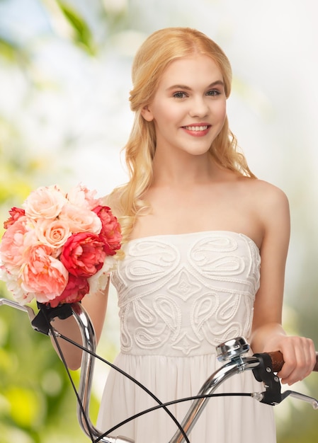 foto di ragazza di campagna con bicicletta e fiori