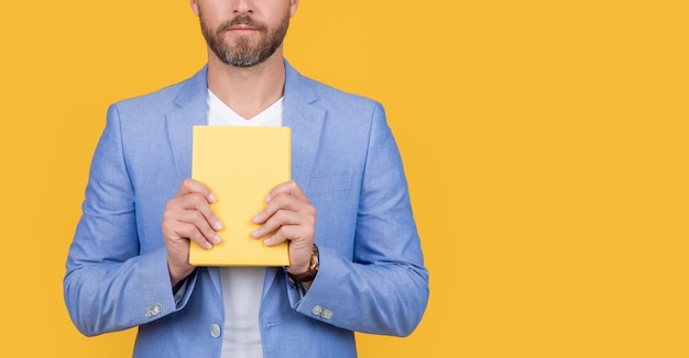 Foto di ragazzo tenere agenda copia spazio ragazzo con agenda isolato su sfondo giallo