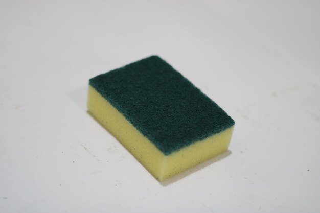 Foto di sapone giallo e verde per la pulizia dei piatti