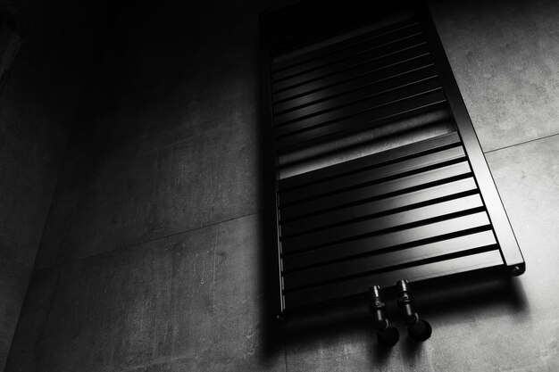 Foto di scaldasalviette nero opaco in bagno con pareti grigio scuro