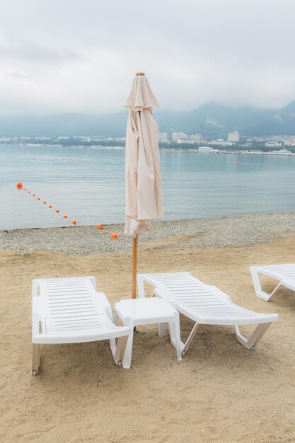 Foto di sedie a sdraio sulla spiaggia assolata