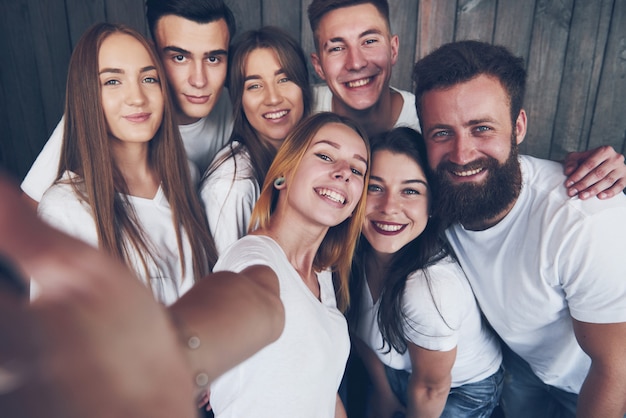 Foto di selfie di giovani adolescenti sorridenti che si divertono insieme