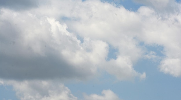 foto di sfondo di nuvole bianche e cielo blu