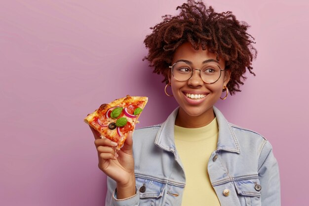 foto di soddisfatto tiene un pezzo di pizza sembra felice direttamente indossa un abito casual elegante