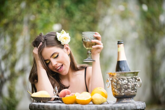 Foto di sorprendente donna positiva all'aperto che beve champagne Donna sensuale italiana o ispanica con spumante champagne