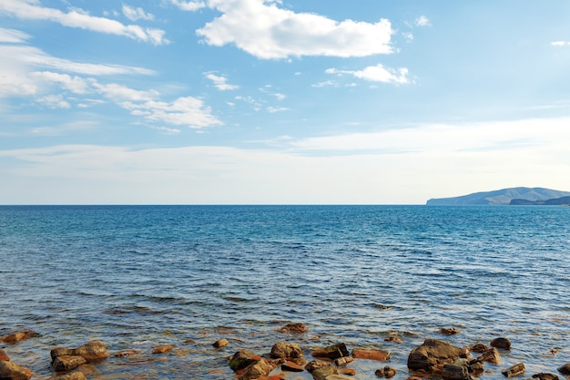 Foto di spiaggia pietrosa come sfondo