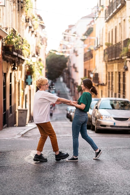 Foto di stock di coppia lesbica amare. Si stanno abbracciando. Sono ad un appuntamento. concetto urbano.