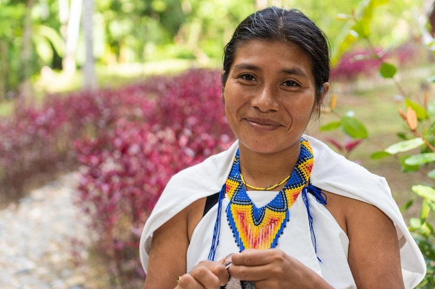 Foto di stock di un ritratto di una donna colombiana in abiti tradizionali Bella ripresa di una giovane donna indigena della Sierra Nevada de Santa Marta sorridente guardando la telecamera