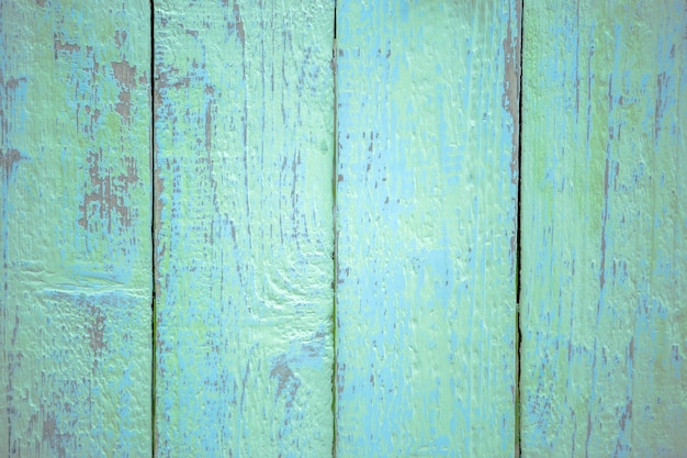 Foto di struttura in legno misera verde e blu, bordo verticalmente