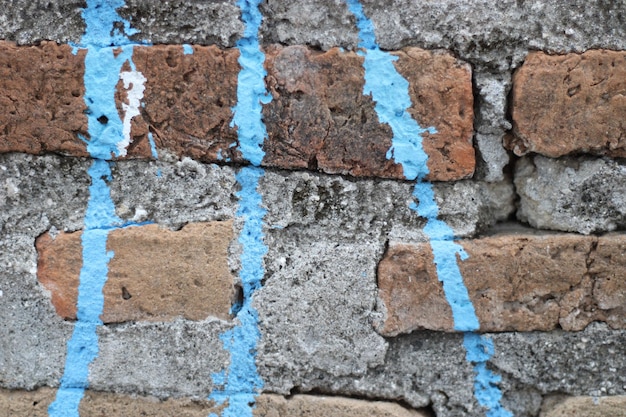 Foto di struttura in mattoni con cemento sul muro