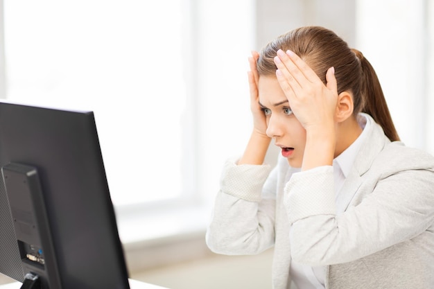 foto di studente stressato con computer in ufficio