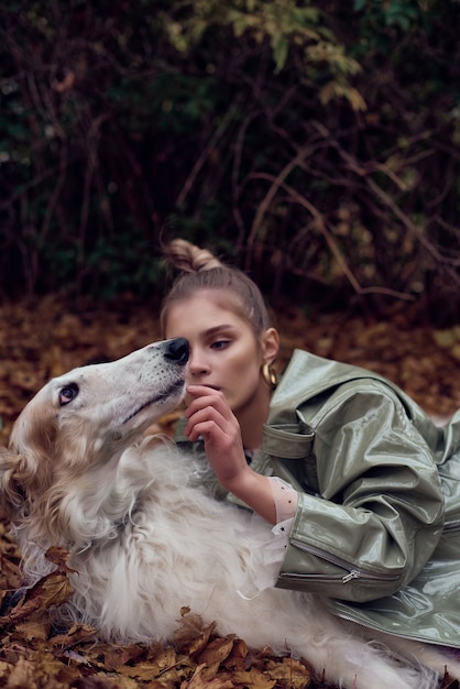 Foto di tipo moda di una donna alla moda con un cane