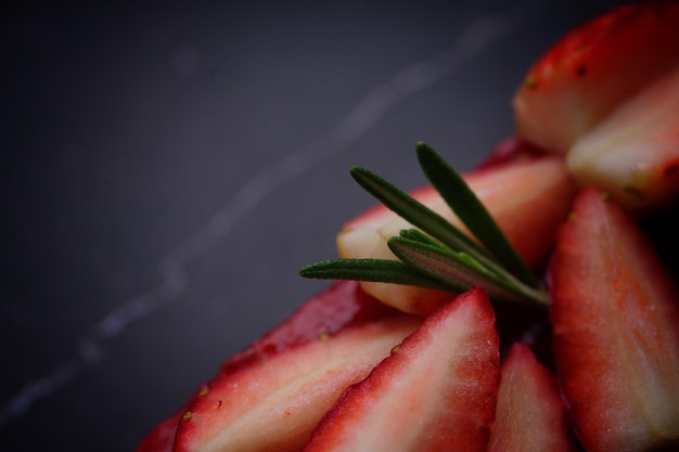 Foto di torta di fragole su sfondo nero