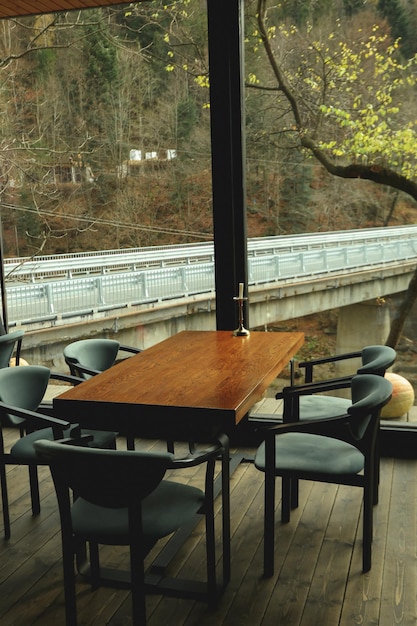 Foto di un accogliente ristorante in legno nella località di montagna