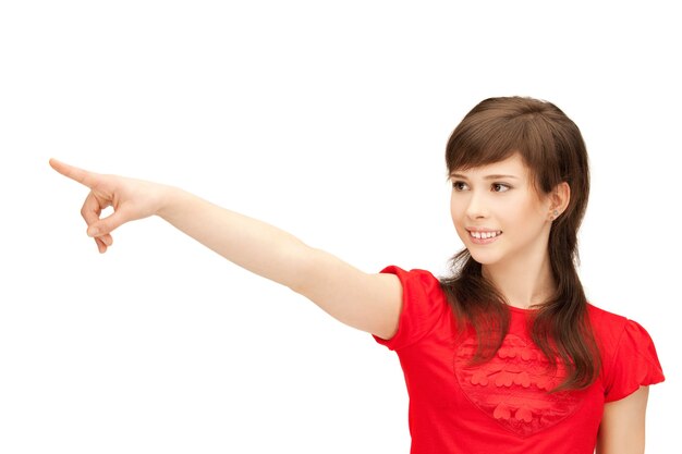 foto di un'adolescente che punta il dito