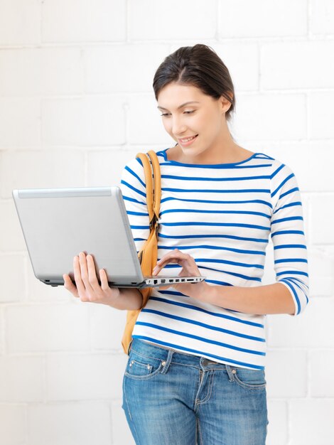 foto di un'adolescente felice con un computer portatile