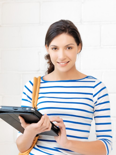 foto di un'adolescente felice con un tablet pc