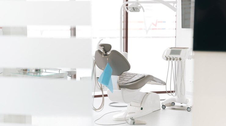 Foto di un armadio dentistico bianco pulito con una sedia grigia e nessuno dentro