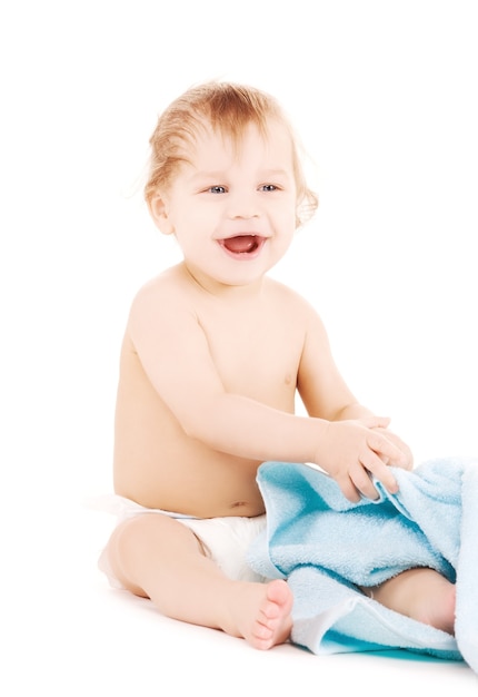 foto di un bambino con un asciugamano blu su bianco