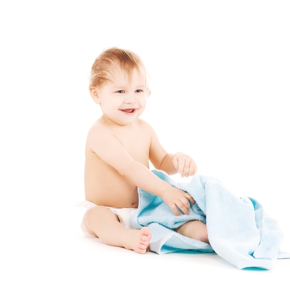 foto di un bambino con un asciugamano blu su bianco