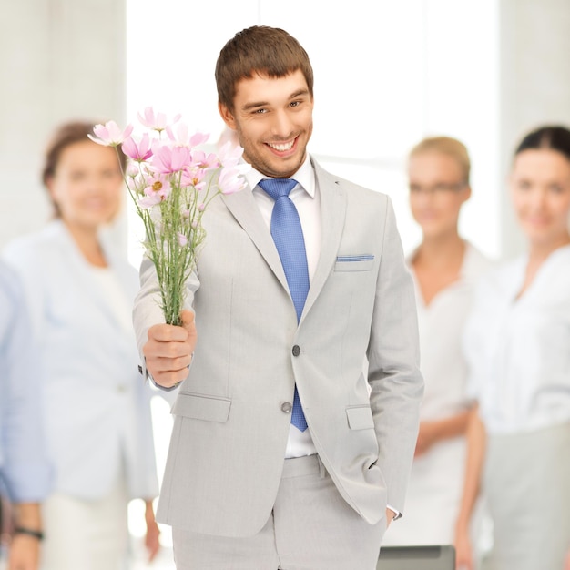 foto di un bell'uomo con fiori in mano