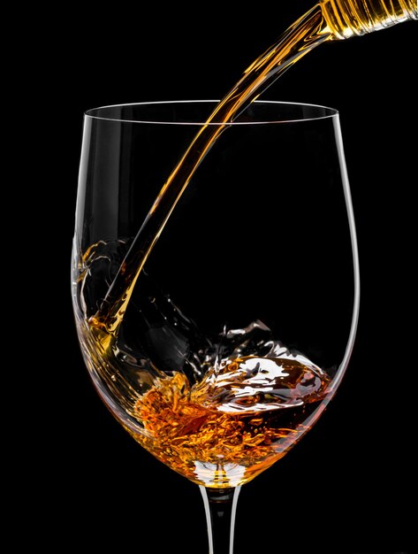 Foto di un bicchiere di whisky e ghiaccio su sfondo nero