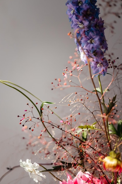 Foto di un bouquet creato da fiori selvatici freschi primaverili fotografato su uno sfondo bianco alla luce del giorno fiori per ritagliare uno sfondo bianco