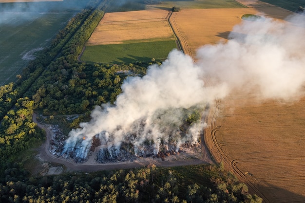 Foto di un drone che brucia rifiuti in un sito di immondizia
